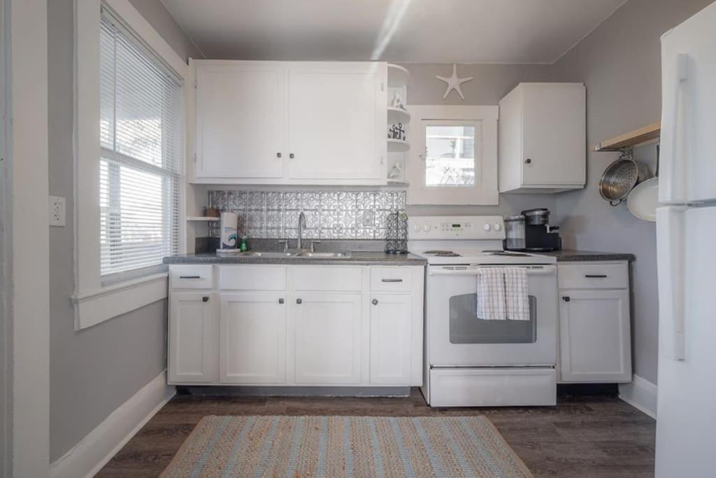 Serene Beachy Bungalow With Large Screened Porch! Tampa Eksteriør billede