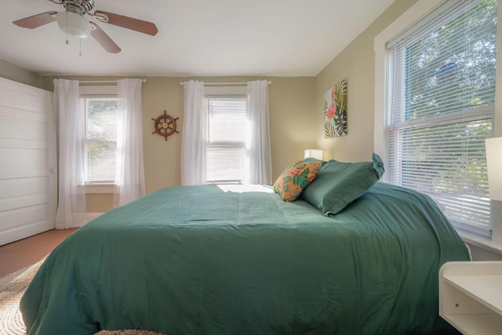 Serene Beachy Bungalow With Large Screened Porch! Tampa Eksteriør billede