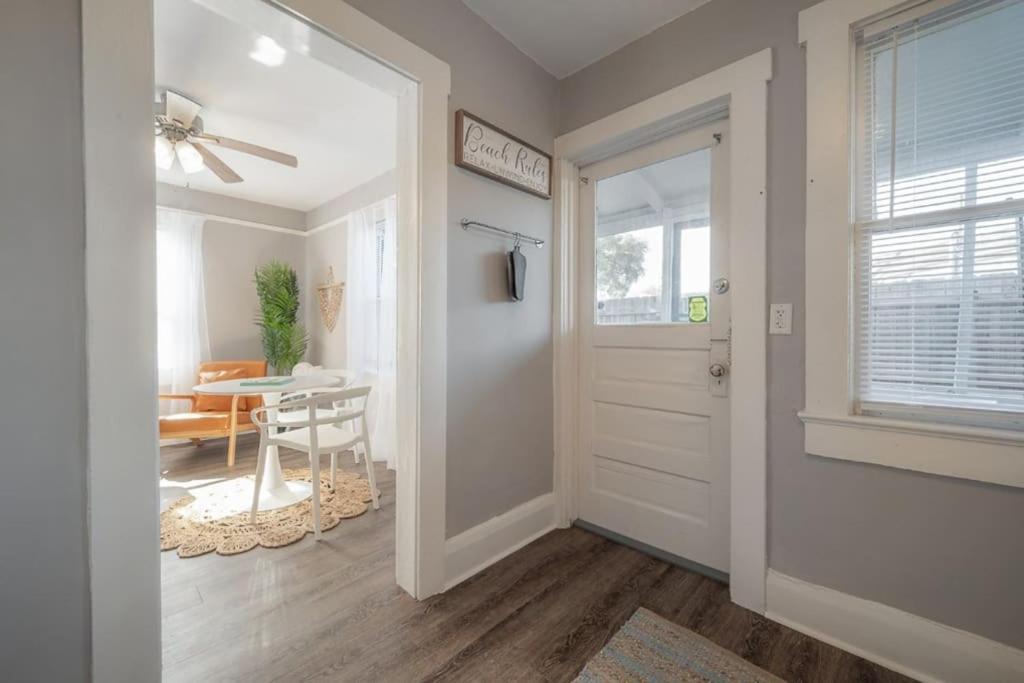 Serene Beachy Bungalow With Large Screened Porch! Tampa Eksteriør billede